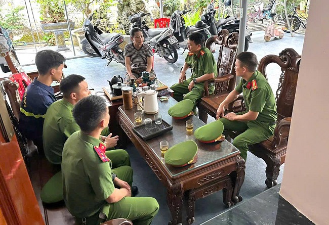 Một nén tâm nhang, một lời động viên - người lính hôm nay nghiêng mình tưởng nhớ đồng đội đã anh dũng hy sinh
