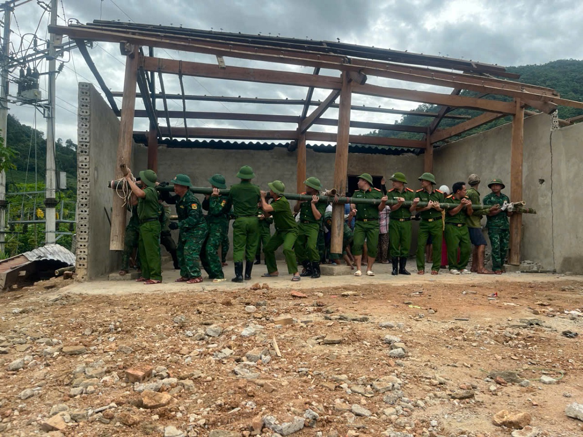 Công an xã Nhôn Mai phối hợp với các lực lượng hỗ trợ người dân tháo nhà cửa di chuyển đến nơi an toàn 