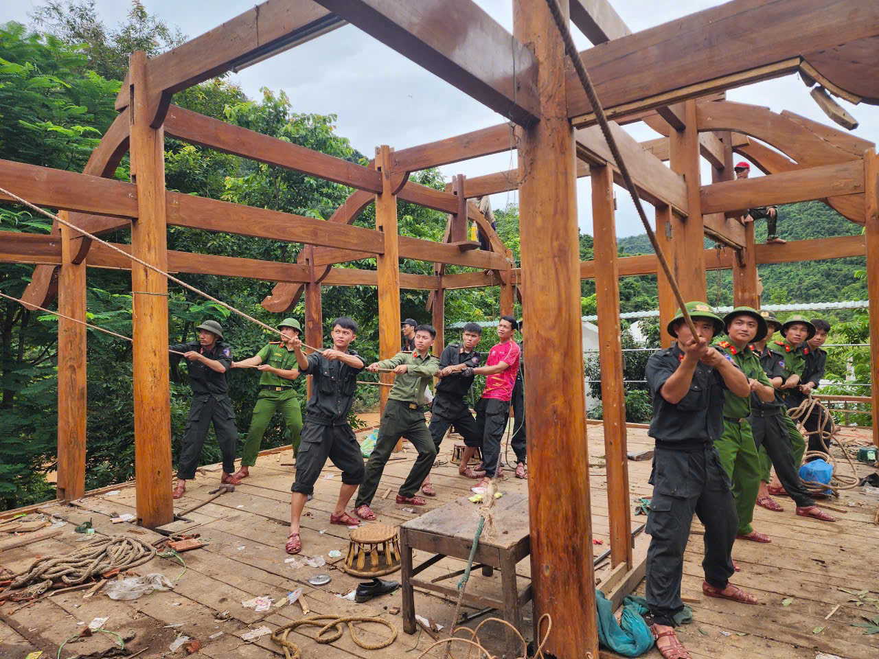 Sau lụt, tại xã Lượng Minh đối mặt với nguy cơ sạt lở đất, Công an xã phối hợp với Lực lượng Cảnh sát cơ động khẩn trương tháo dỡ nhà cửa di chuyển khỏi vùng nguy hiểm  