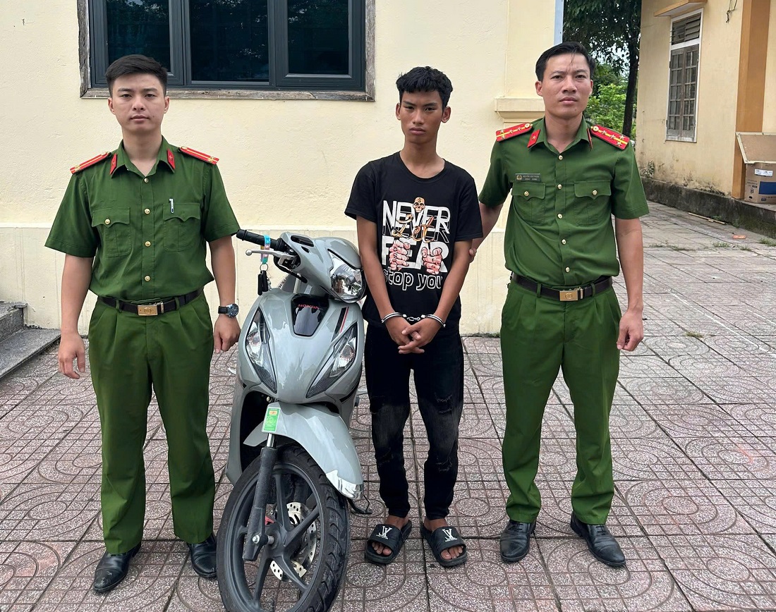 Đối tượng Nguyễn Quốc Tuấn cùng tang vật vụ án Công an xã Đông Lộc tạm giữ