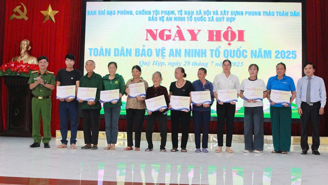 Đồng chí Nguyễn Như Khôi - Ủy viên Ban Chấp hành Đảng bộ tỉnh, Phó Chủ tịch HĐND tỉnh; Đại tá Trần Ngọc Tuấn, Phó Giám đốc Công an tỉnh tặng quà tới chính quyền xã Quỳ Hợp và các hộ gia đình khó khăn trên địa bàn
