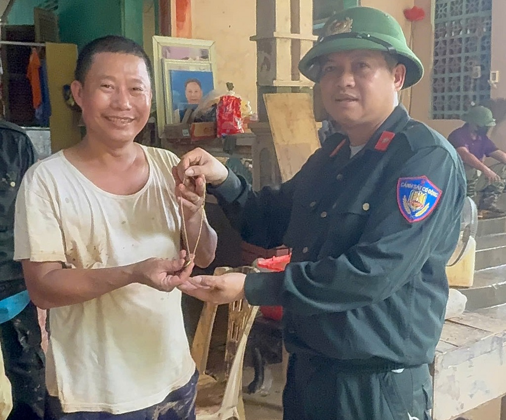 Tổ số 3 thuộc Trung đoàn Cảnh sát cơ động dự bị chiến đấu Công an tỉnh Nghệ An trao dây chuyền vàng cho người thân bà Nhật 