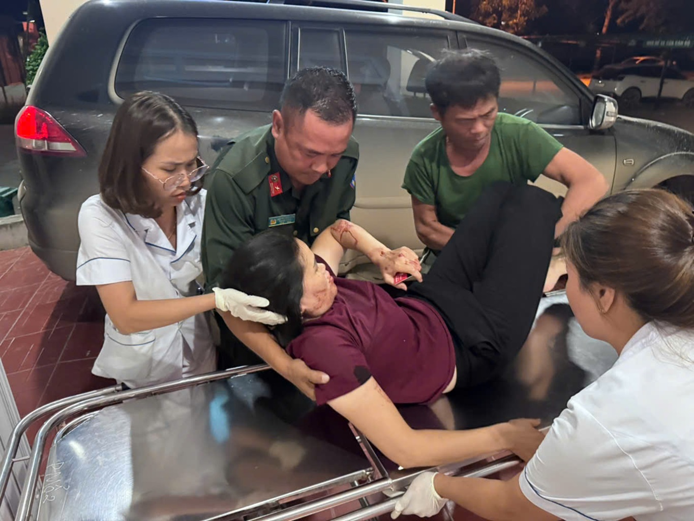 Cán bộ, chiến sỹ Phòng Cảnh sát Cơ động đưa người bị tai nạn đi cấp cứu kịp thời