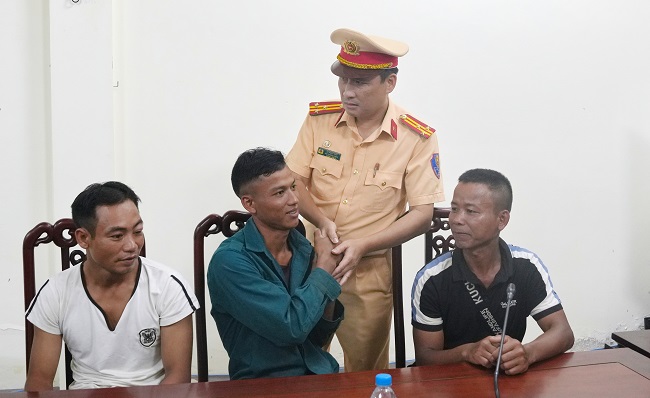 Đại diện Lãnh đạo Phòng CSGT chia sẻ với các gia đình bị thiệt hại nặng nề do bão số 3