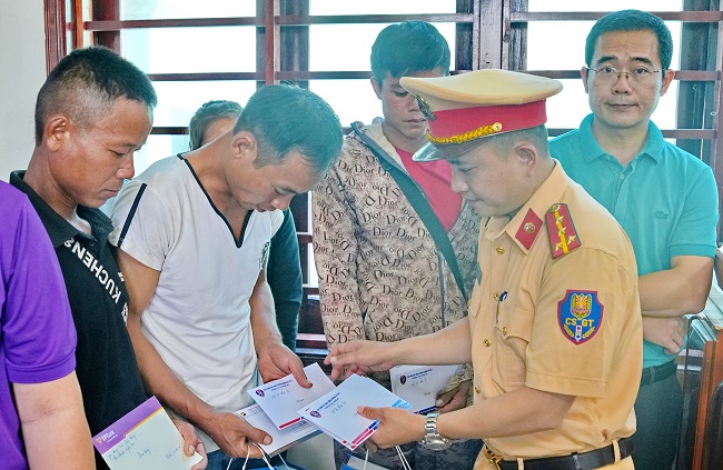 Đại diện các đội công tác trao nhiều phần quà thiết thực đến người dân