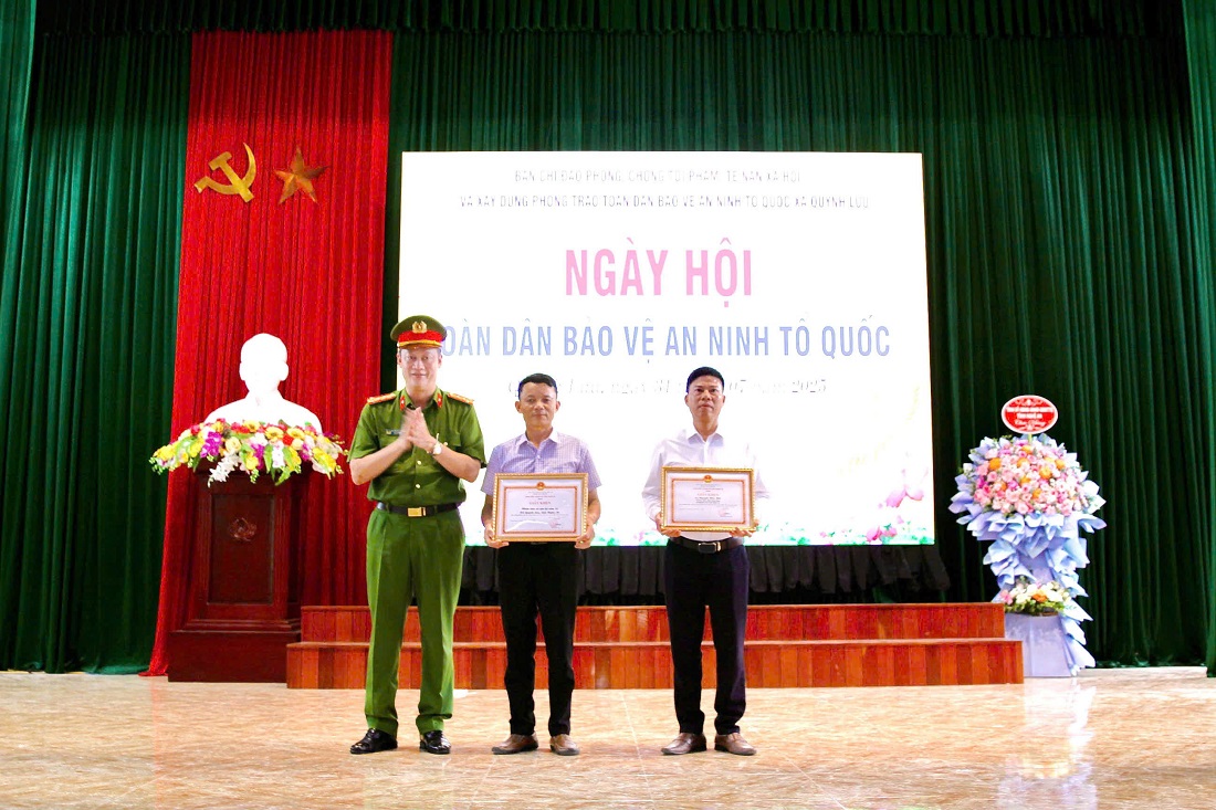 Ban chỉ đạo xây dựng phong trào Toàn dân Bảo vệ ANTQ tỉnh Nghệ An tặng bằng khen và giấy khen cho tập thể cán bộ cùng nhân dân xã Quỳnh Lưu và các cá nhân xuất sắc