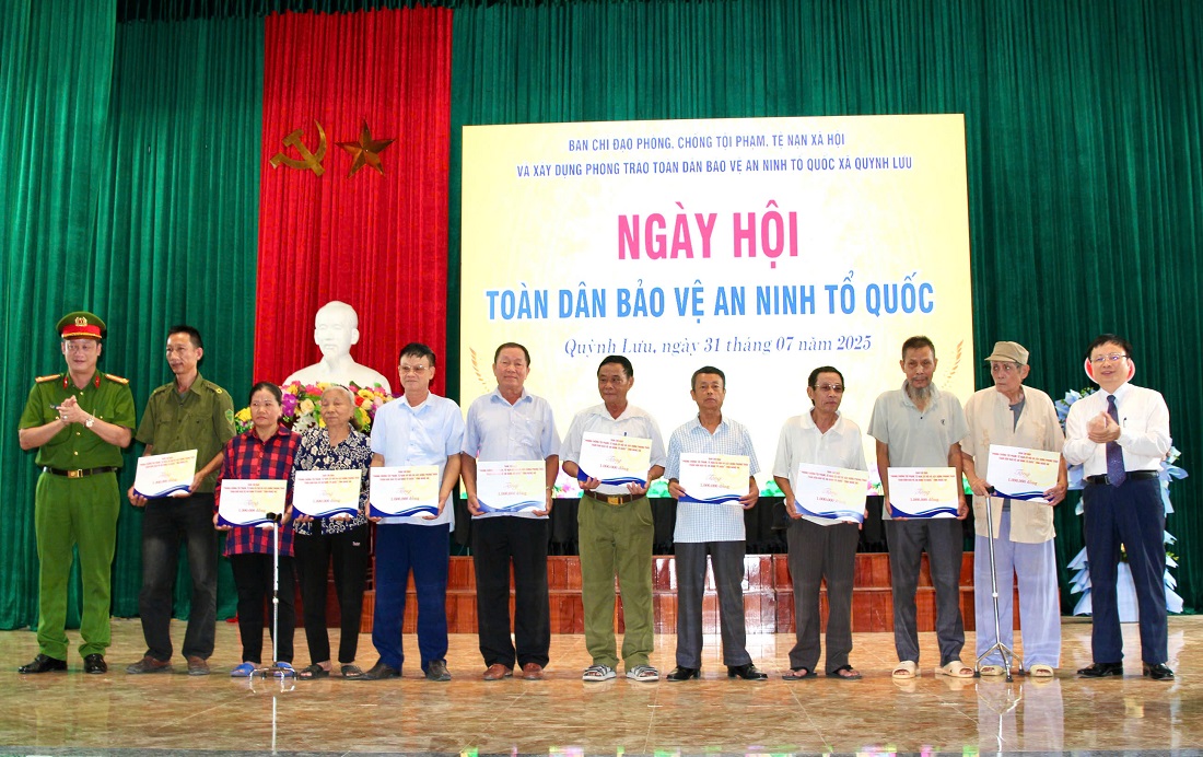 Trao tặng quà kỷ niệm cho cán bộ và Nhân dân xã Quỳnh Lưu và trao 10 suất quà tặng 10 gia đình chính sách trên địa bàn xã