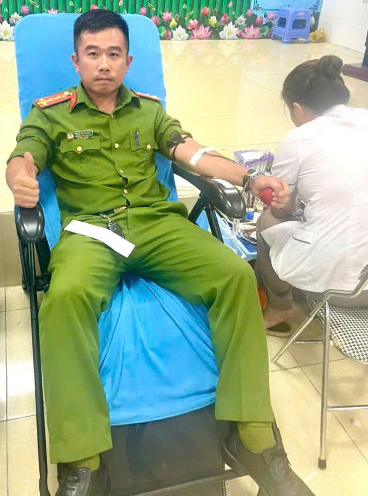 Đồng chí Phạm Ngọc Sơn và Thượng uý Trần Cảnh Dương hiến máu cứu người bệnh