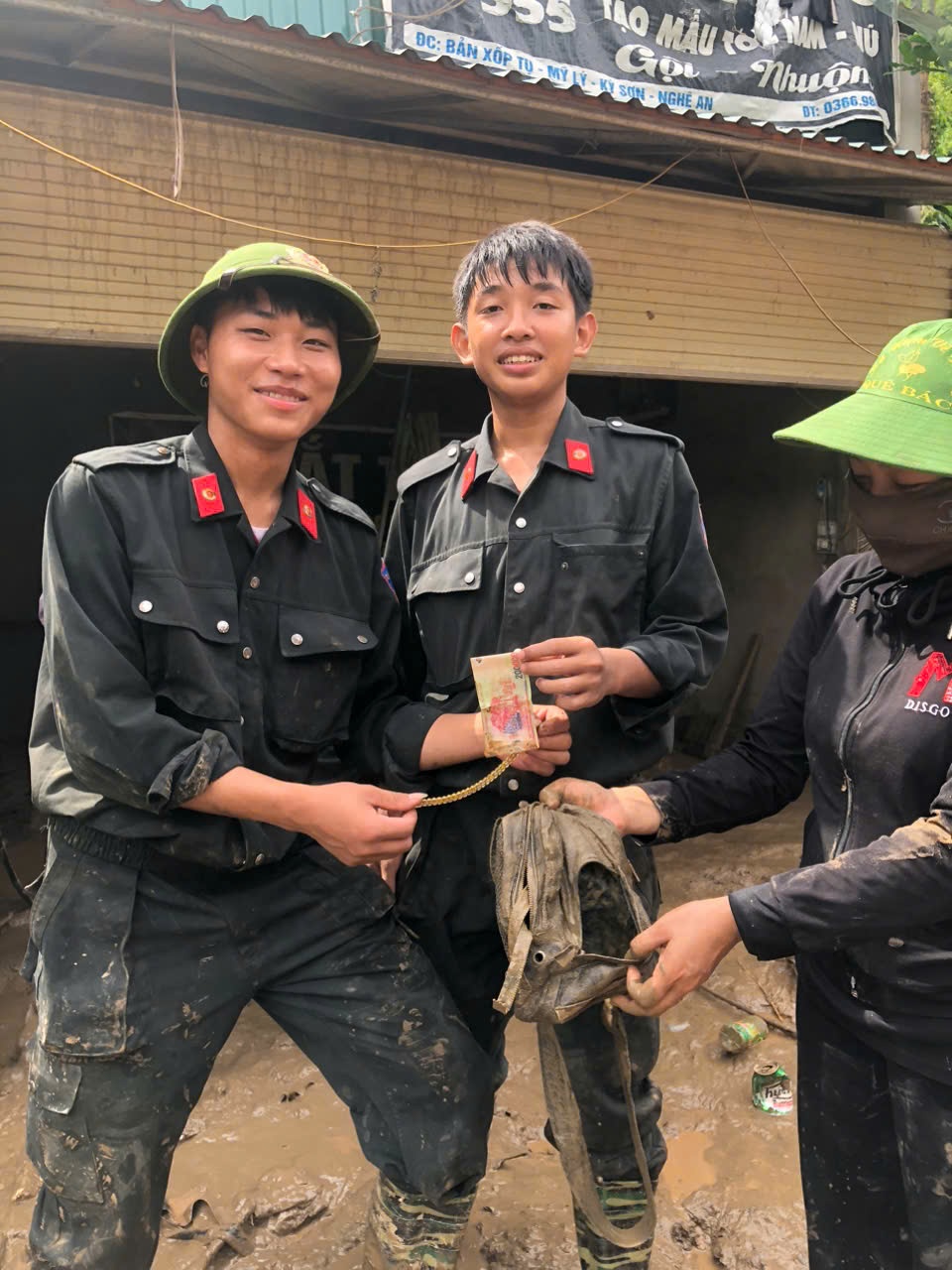 Tổ công tác nhặt được tiền và vàng của bà Lây Thị Lợi (sinh năm 1965) trú tại tại bản Xốp Tụ, xã Mỹ Lý 