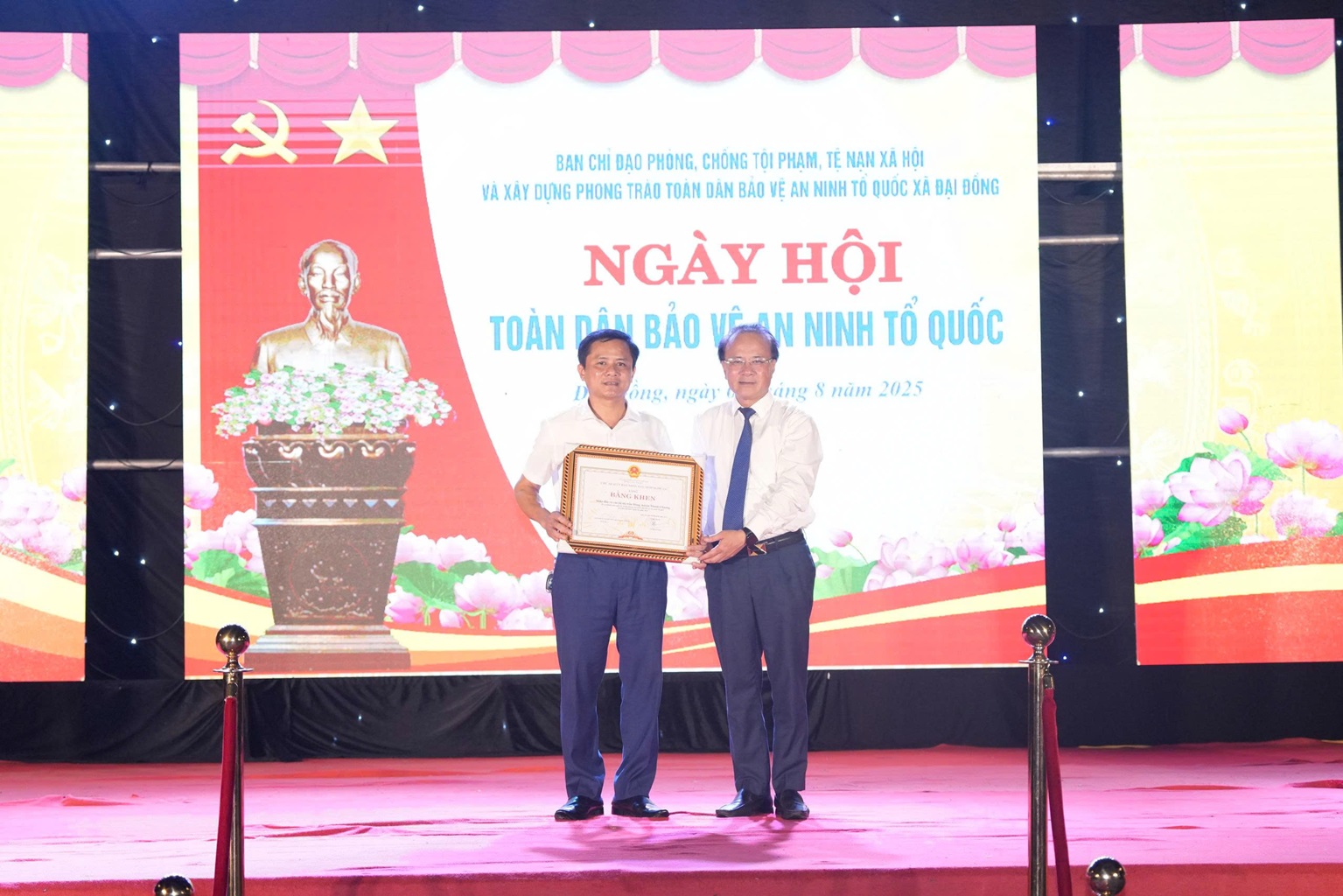 Đồng chí Nguyễn Nam Đình, Ủy viên Ban Thường vụ Tỉnh ủy, Phó Chủ tịch Thường trực HĐND tỉnh Nghệ An trao Bằng khen cho Đảng bộ, chính quyền và Nhân dân xã Đại Đồng vì đã có thành tích xuất sắc trong phong trào Toàn dân bảo vệ ANTQ