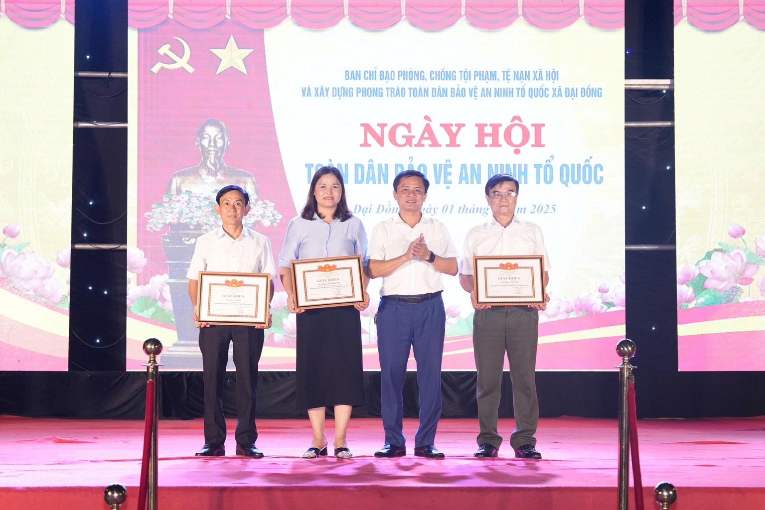 Khen thưởng các tập thể, cá nhân có thành tích xuất sắc trong phong trào toàn dân bảo vệ ANTQ