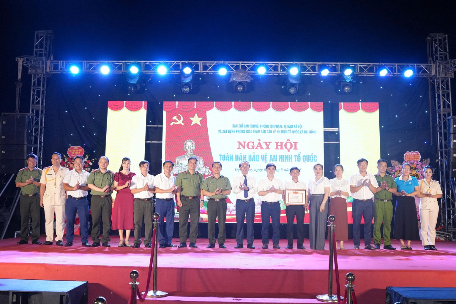 Các đại biểu tham gia Ngày hội chụp ảnh lưu niệm