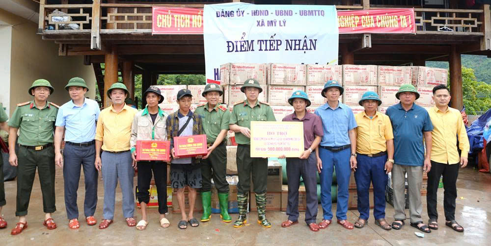 Đồng chí Đại tá Đinh Việt Dũng, Giám đốc Công an tỉnh trao hỗ trợ của Uỷ ban mặt trận tổ quốc tỉnh