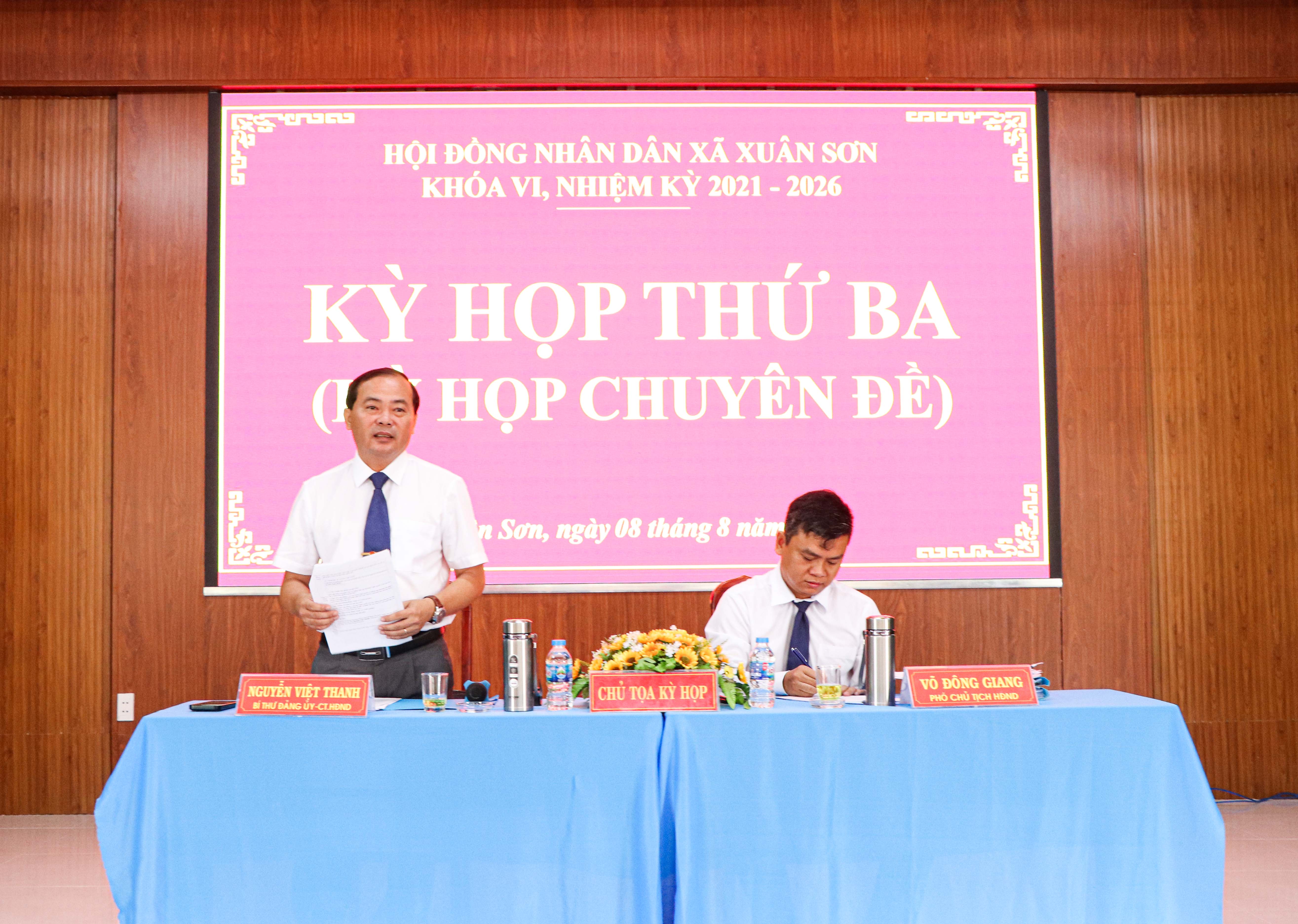 Ông Nguyễn Việt Thanh, Bí thư Đảng ủy, Chủ tịch HĐND xã Xuân Sơn phát biểu tại kỳ họp.