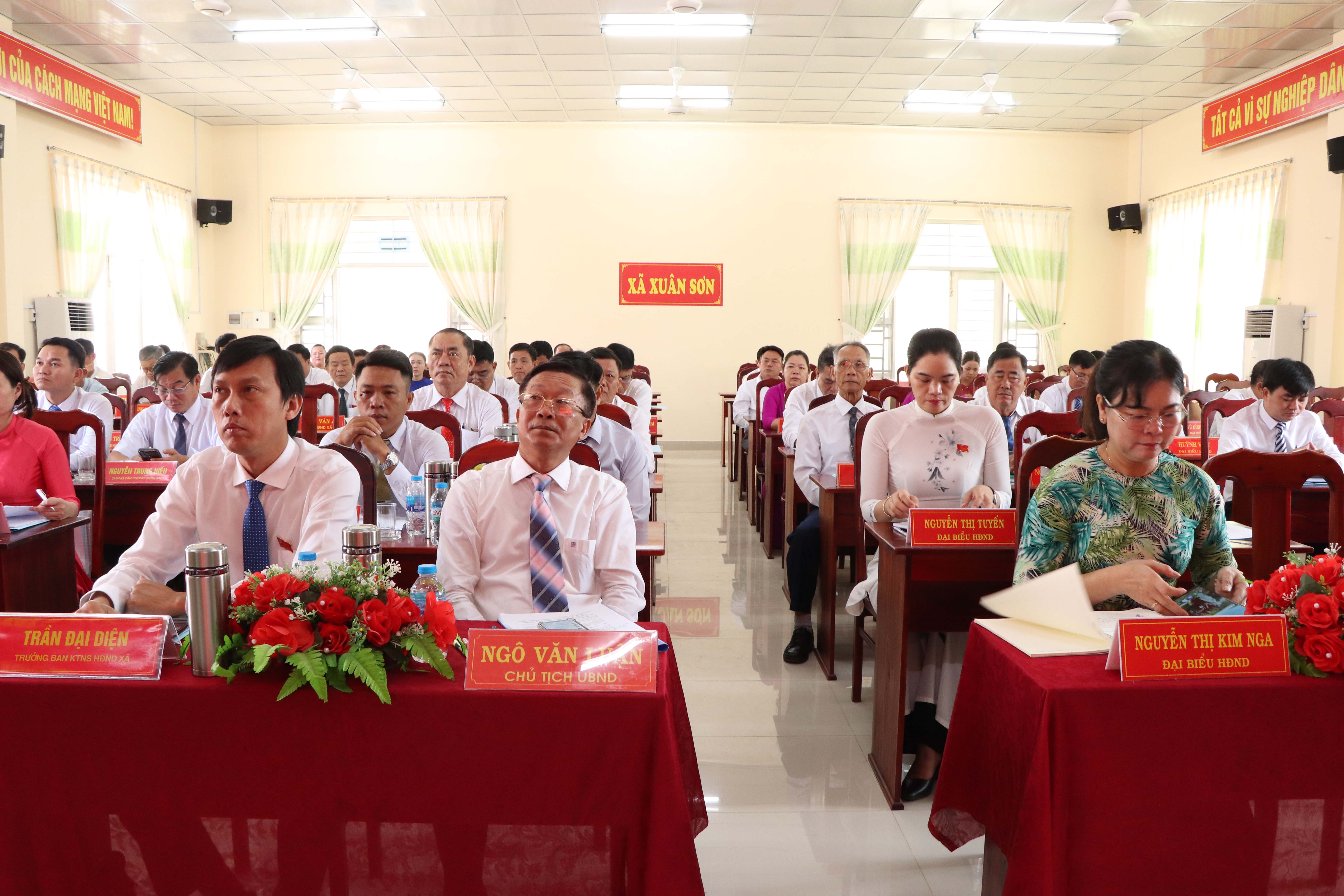 Các đại biểu HĐND xã Xuân Sơn tham dự kỳ họp.
