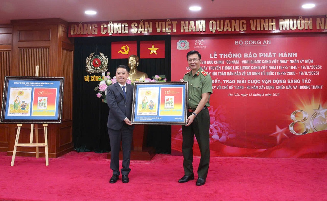 Cục trưởng Cục Công tác chính trị Phạm Kim Đĩnh trao tặng Vụ trưởng Vụ Bưu chính Lã Hoàng Trung bức tranh tem