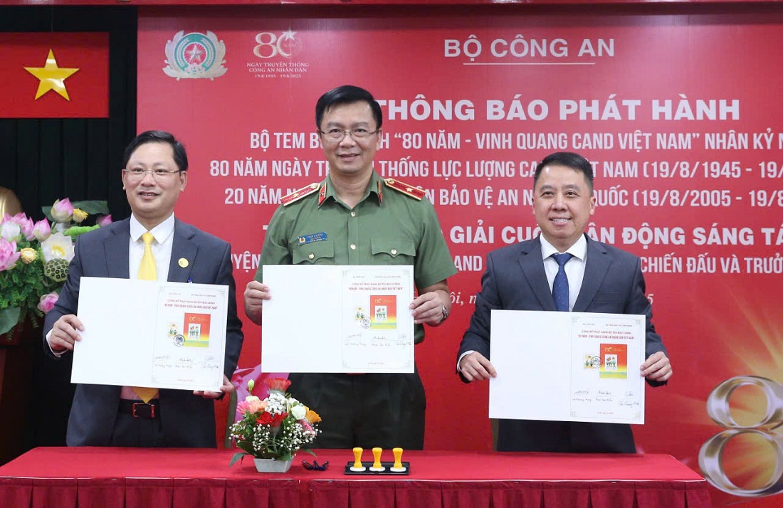 Lãnh đạo Cục Công tác chính trị, Vụ Bưu chính và Tổng Công ty bưu điện Việt Nam ký bìa phát hành bộ tem