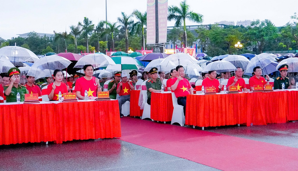 Các đồng chí lãnh đạo tỉnh, ban tổ chức cùng đông đảo cán bộ tham dự Chương trình 