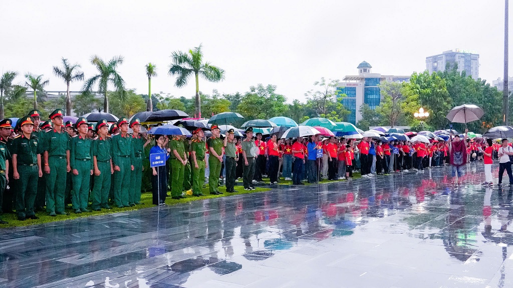 Mặc dù trời mưa nặng hạt nhưng các tầng lớp nhân dân, lực lượng vũ trang đến đông đủ tham dự Chương trình 