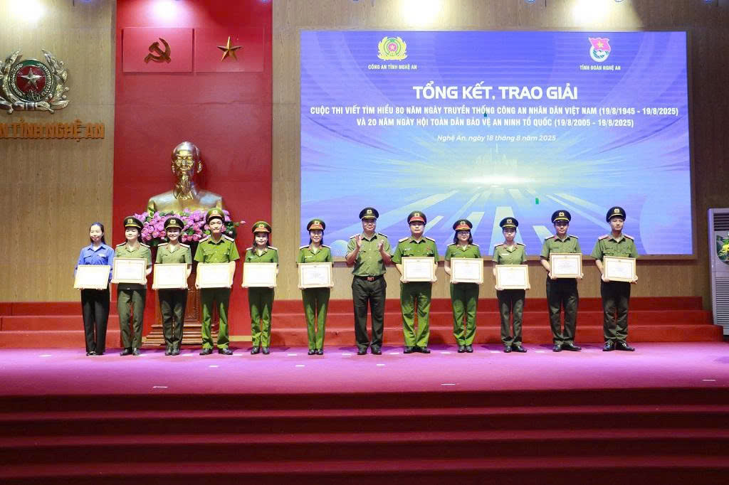 Thừa ủy quyền của đồng chí Giám đốc Công an tỉnh, trao Giấy khen cho đại diện các nhóm tác phẩm đạt giải B và C