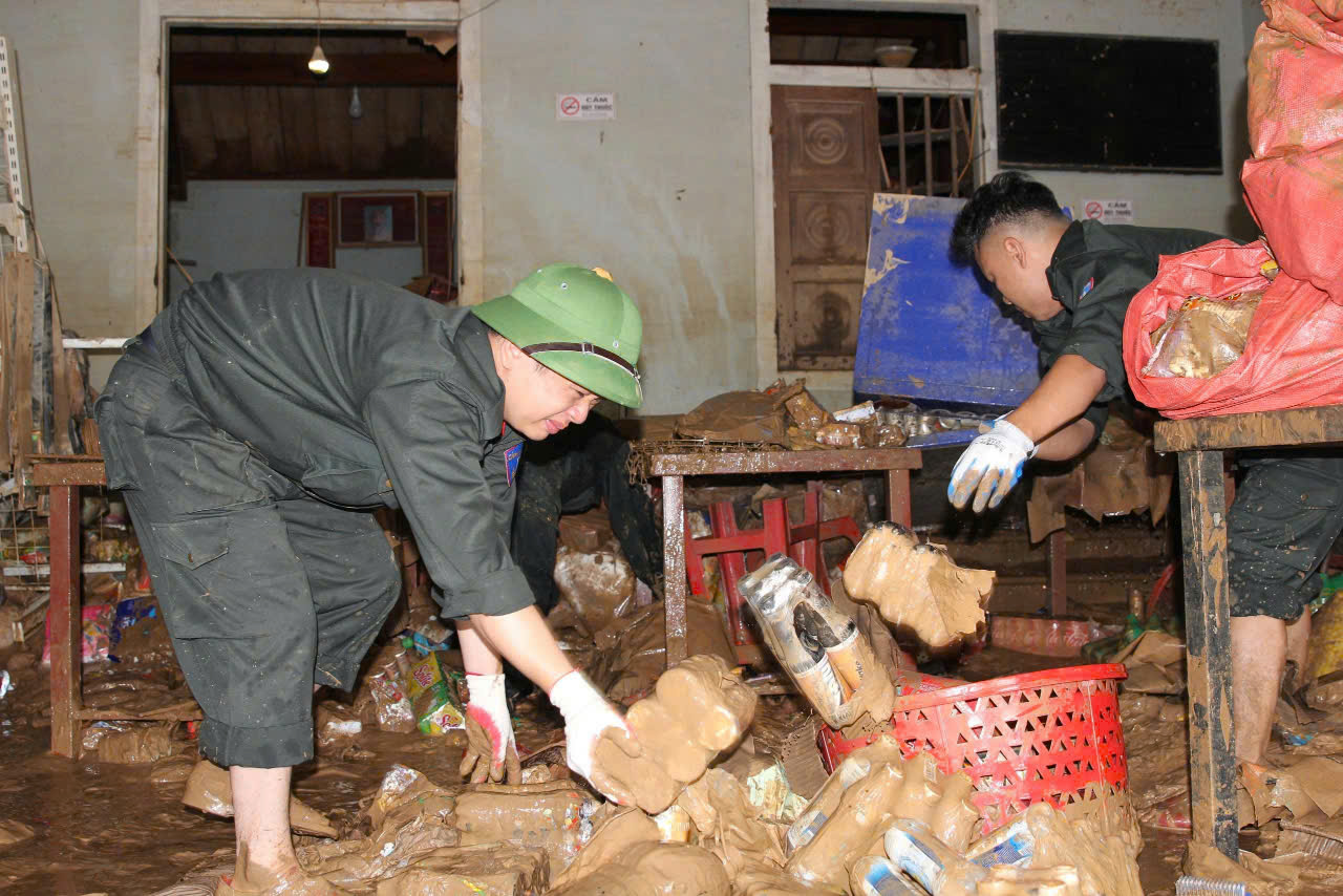 Nghệ An nỗ lực kiểm soát dịch bệnh, đảm bảo vệ sinh môi trường sau lũ