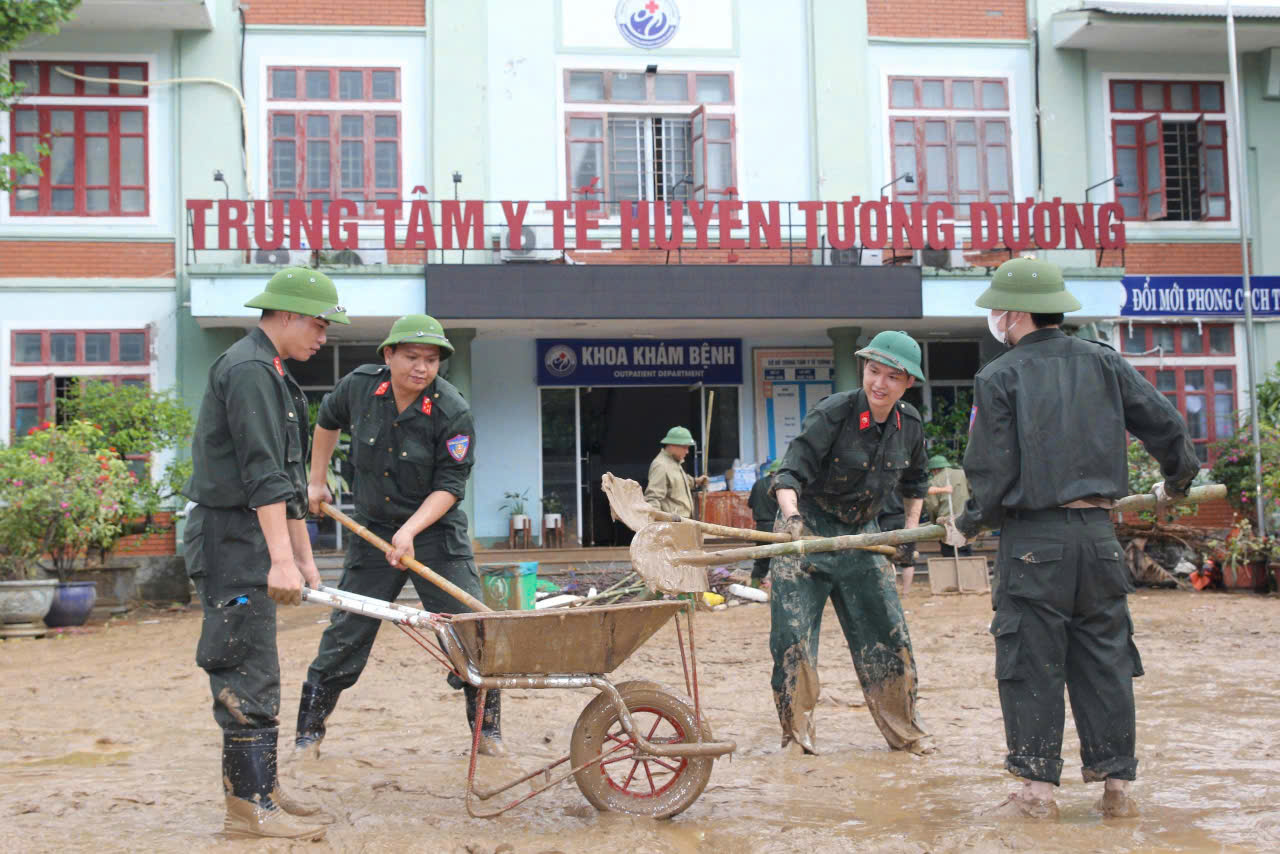 Lực lượng Công an tỉnh Nghệ An phối hợp với người dân địa phương khắc phục hậu quả sau bão lũ