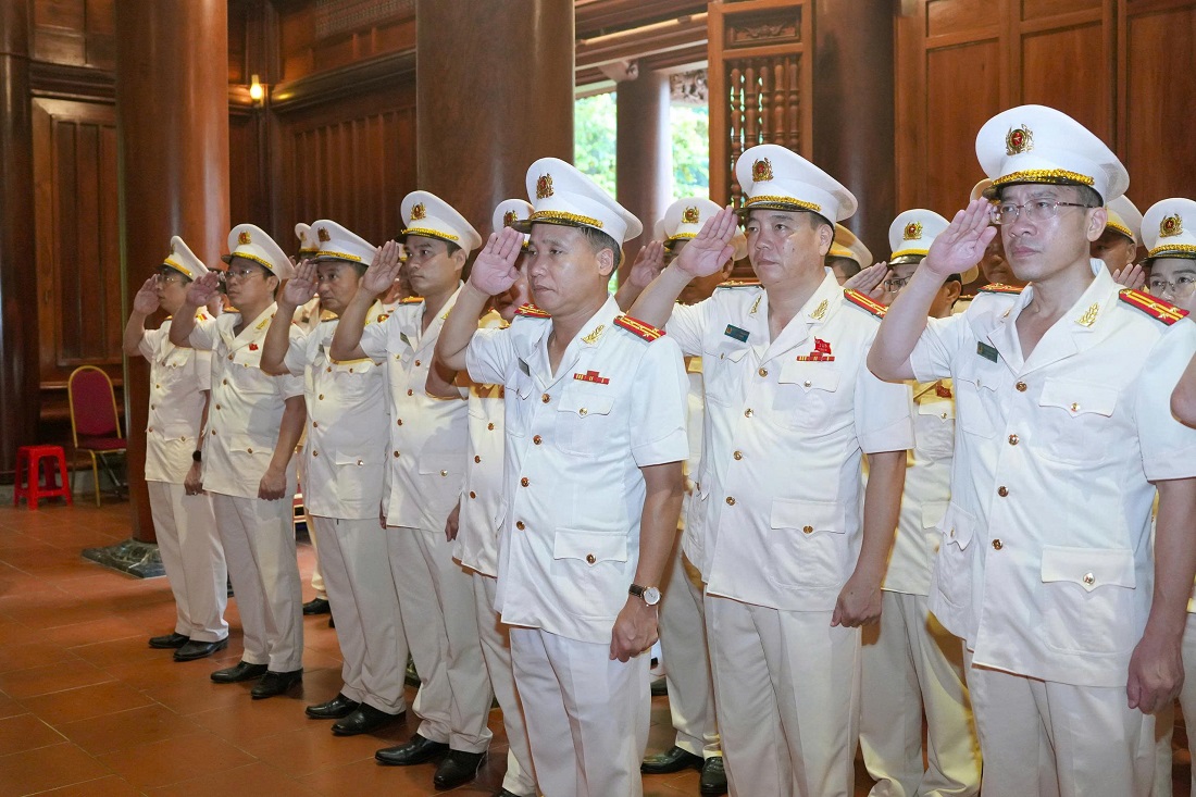 Đoàn đại biểu tưởng nhớ công lao trời biển của Chủ tịch Hồ Chí Minh