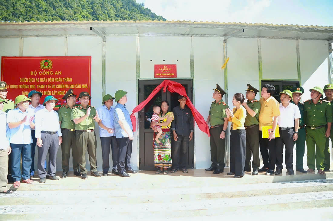 Đồng chí Thượng tướng Phạm Thế Tùng, Ủy viên Ban Thường vụ Đảng ủy Công an Trung ương, Thứ trưởng Bộ Công an trao tặng nhà cho gia đình anh Lô Văn Bún