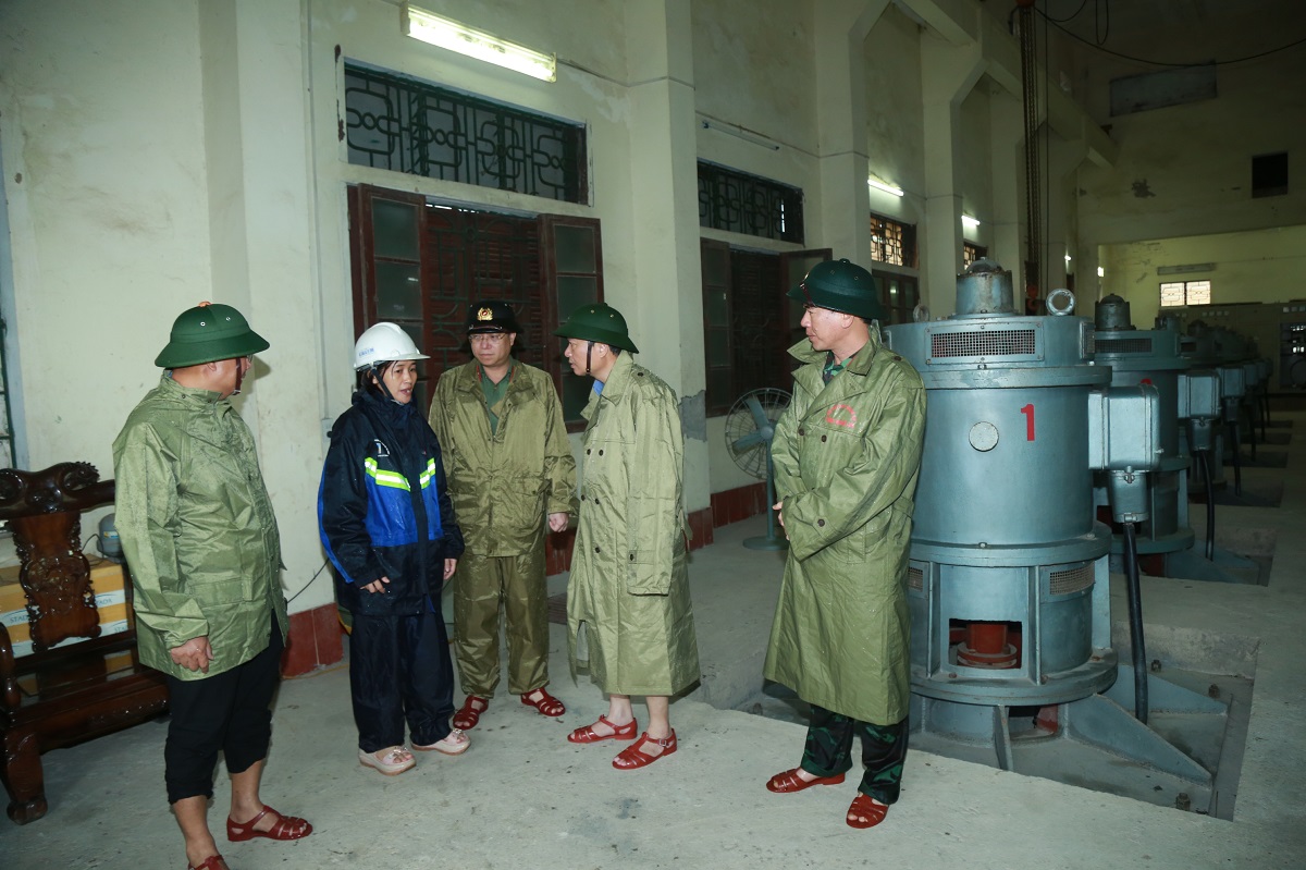 Đồng chí Chủ tịch UBND tỉnh yêu cầu vận hành các trạm bơm linh hoạt, kịp thời, nhằm đảm bảo tiêu úng cho khu vực đô thị Vinh