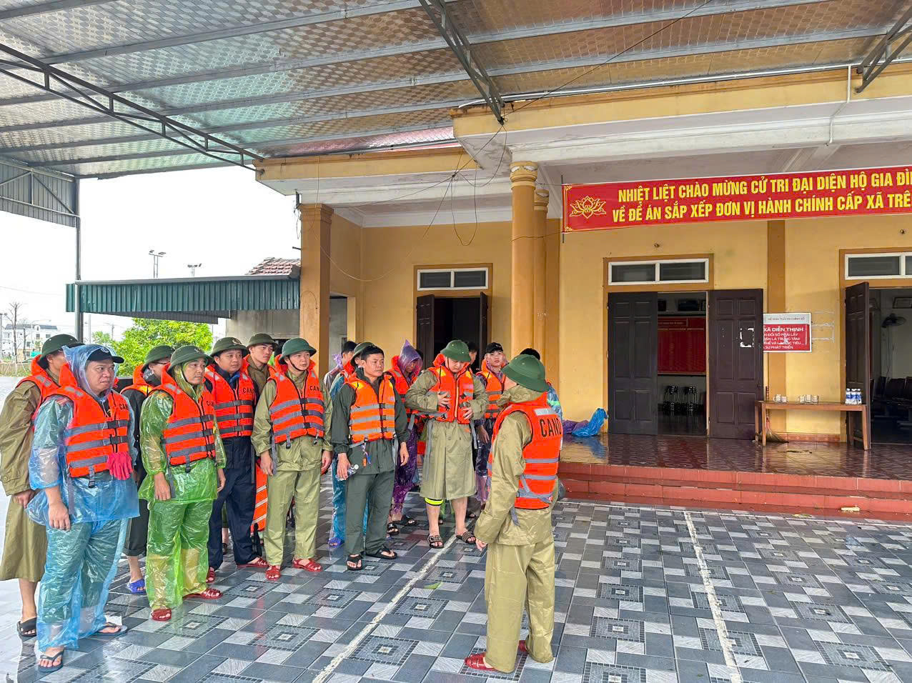 lượng PCCC & CNCH Công an Nghệ An luôn sát cánh cùng người dân trước, trong và sau cơn bão số 5
