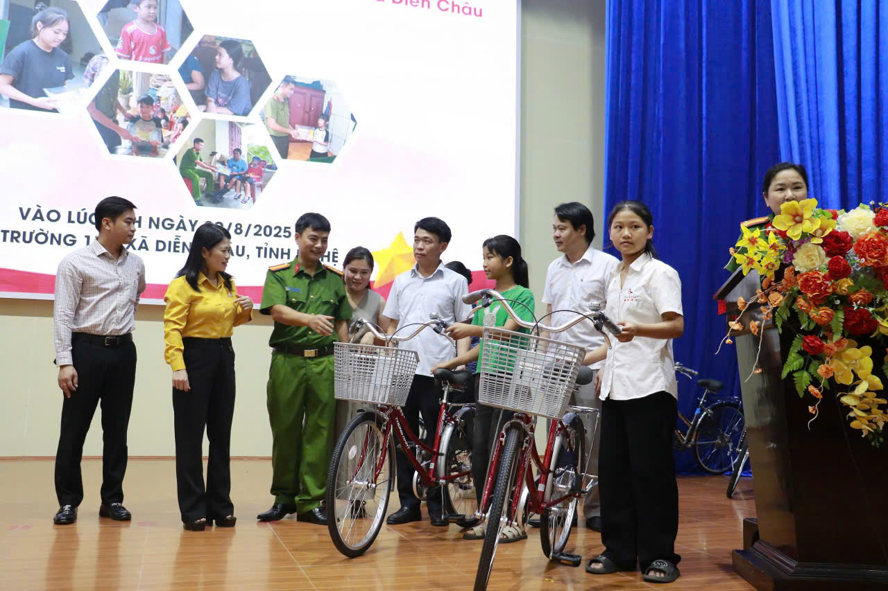 Những phần quà thiết thực, ý nghĩa được trao tận tay các em học sinh 