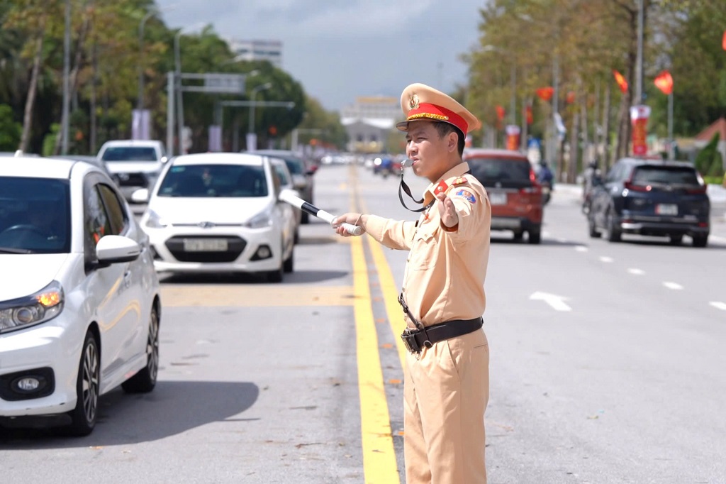  Cảnh sát Giao thông điều tiết, phân luồng trên các tuyến đường để người dân di chuyển an toàn, thông suốt