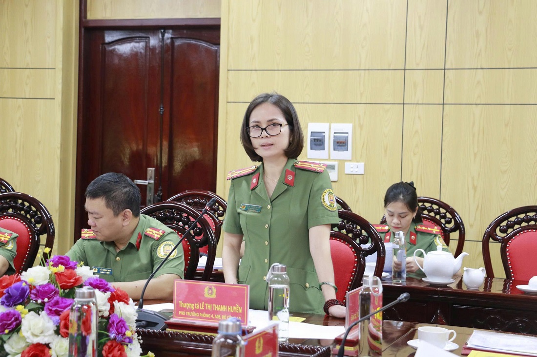 Đại diện Lãnh đạo phòng thuộc Cục Quản lý xuất nhập cảnh, Bộ Công an phát biểu 