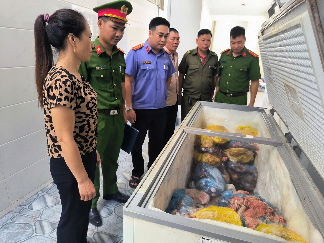 Công an xã Vạn An phối hợp với ban, ngành chức năng kiểm tra, thu giữ số  thịt lợn thành phẩm chưa qua kiểm dịch