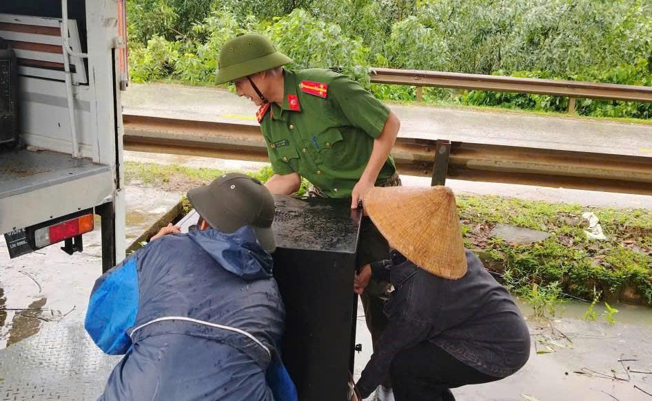 Công an phường Thái Hòa hỗ trợ người dân di dời  tài  sản