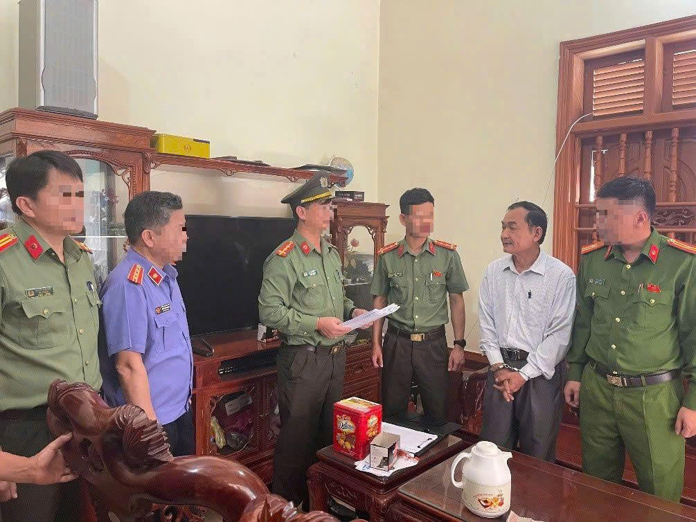 Tống đạt Quyết định khởi tố và Lệnh bắt bị can để tạm giam đối với đối tượng Nguyễn Duy Niệm