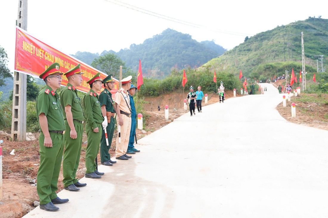Công an Nghệ An bảo đảm an ninh trật tự bảo đảm an toàn tuyệt đối, tạo điều kiện thuận lợi để chuyến công tác của Tổng Bí thư và đoàn đại biểu 