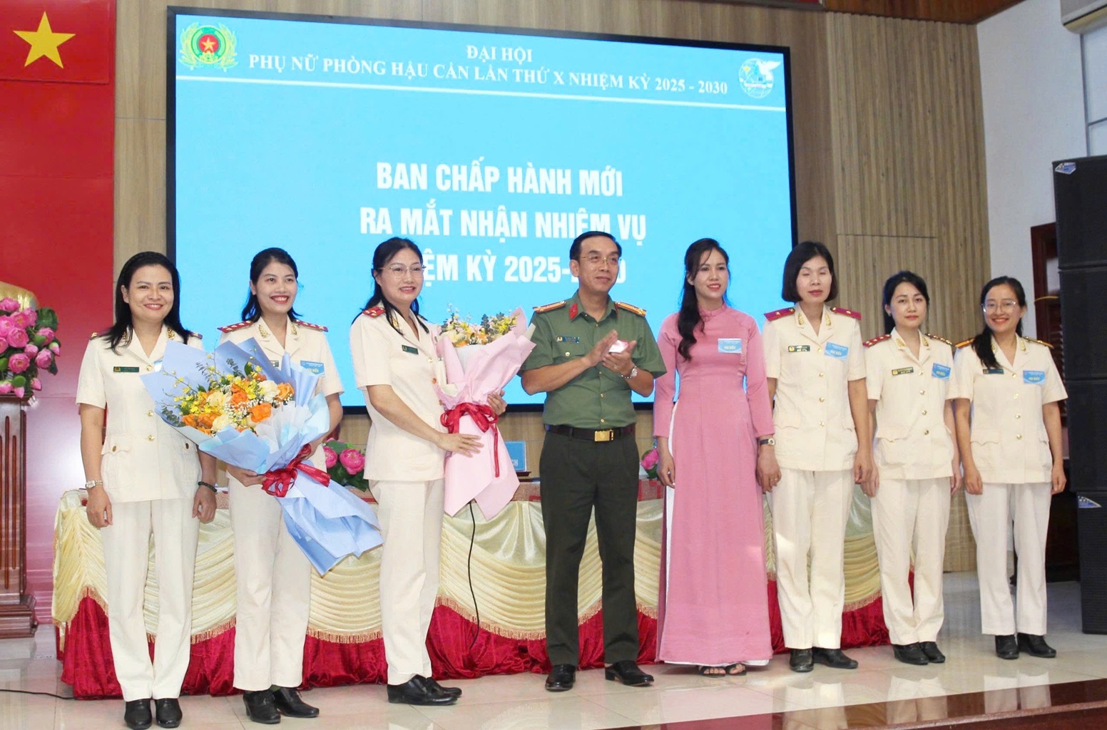 Đại diện Lãnh đạo Phòng Hậu cần tặng hoa chúc mừng Ban Chấp hành Hội phụ nữ đơn vị nhiệm kỳ 2025-2030