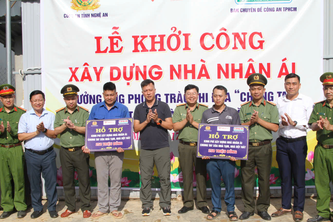 Gia đình đồng chí Xồng Bá Trừ và gia đình Kha Văn Moong cảm kích trước tấm lòng của lực lượng Công an và mạnh thường quân