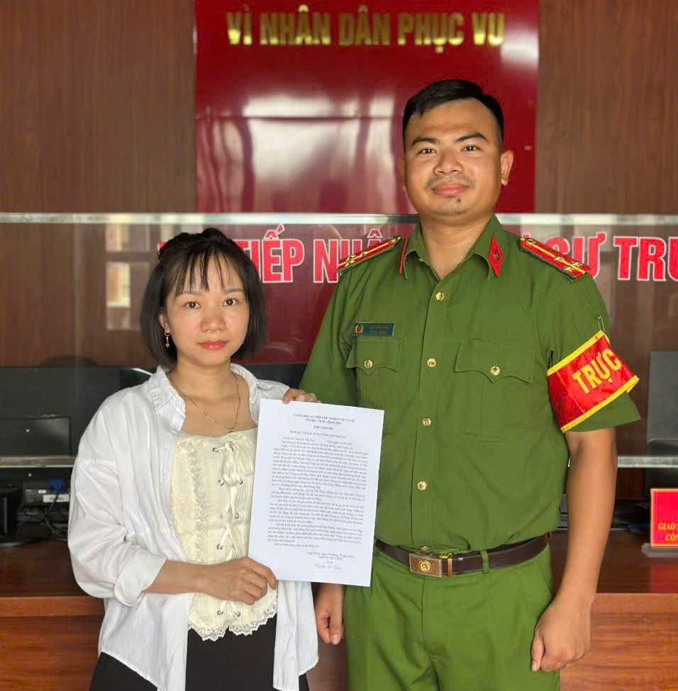 Chị Nguyễn Thị Quý vui mừng, xúc động khi nhận lại số tiền bị chuyển nhầm