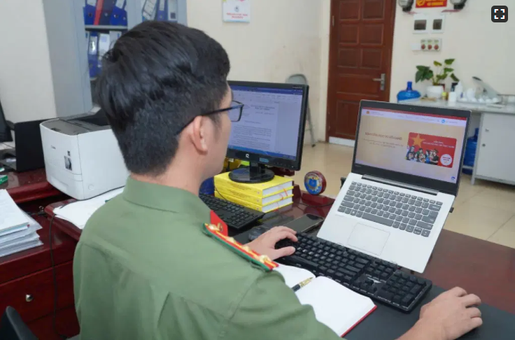 Cán bộ Công an tham gia học tập trên trang “Bình dân học vụ số CAND”. Ảnh minh họa