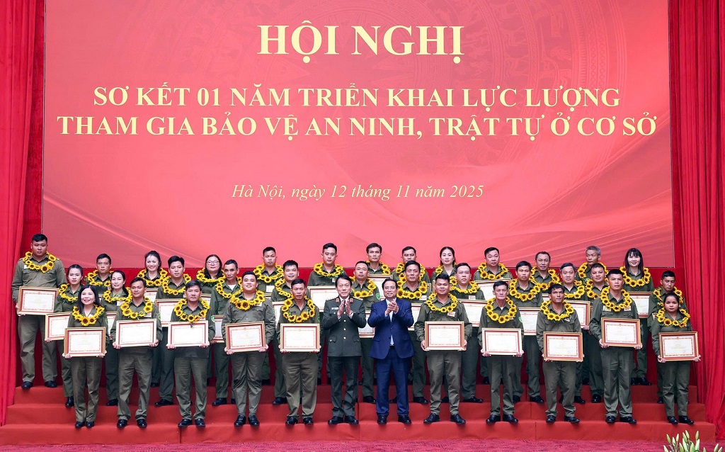 Thủ tướng Phạm Minh Chính và Bộ trưởng Lương Tam Quang tuyên dương các tập thể và cá nhân đã có thành tích xuất sắc trong phong trào thi đua đặc biệt trong lực lượng tham gia bảo vệ ANTT ở cơ sở.