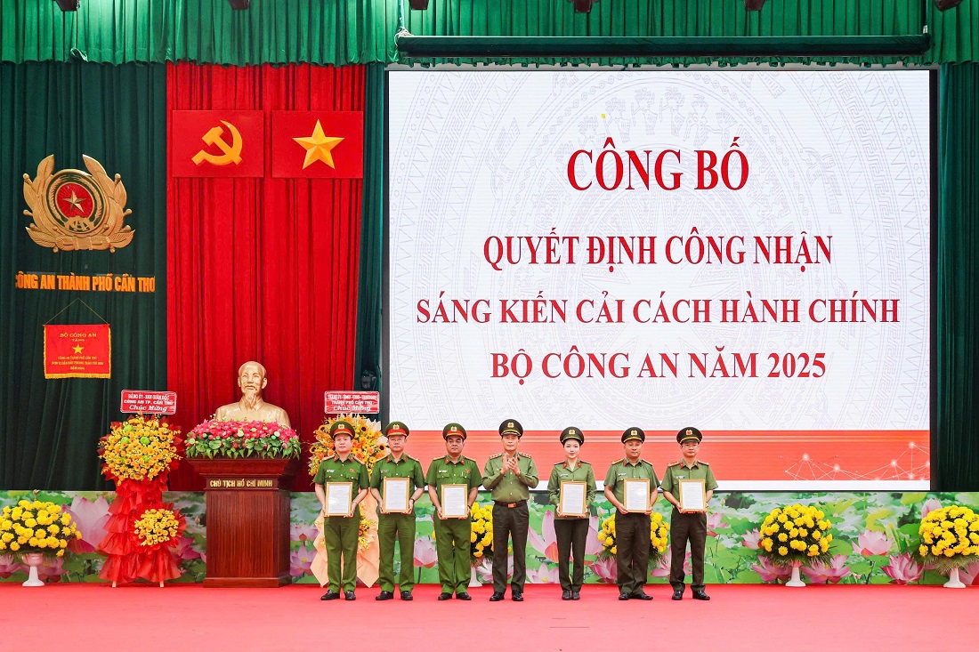 Thứ trưởng Lê Quốc Hùng trao Quyết định công nhận sáng kiến CCHC cấp Bộ cho Công an tỉnh Nghệ An (ngoài cùng bên phải)