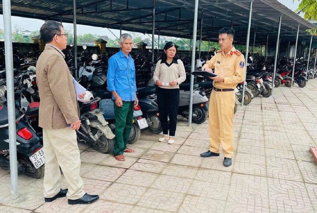 Lực lượng Công an phối hợp nhà trường  kiểm tra các phương tiện của học sinh