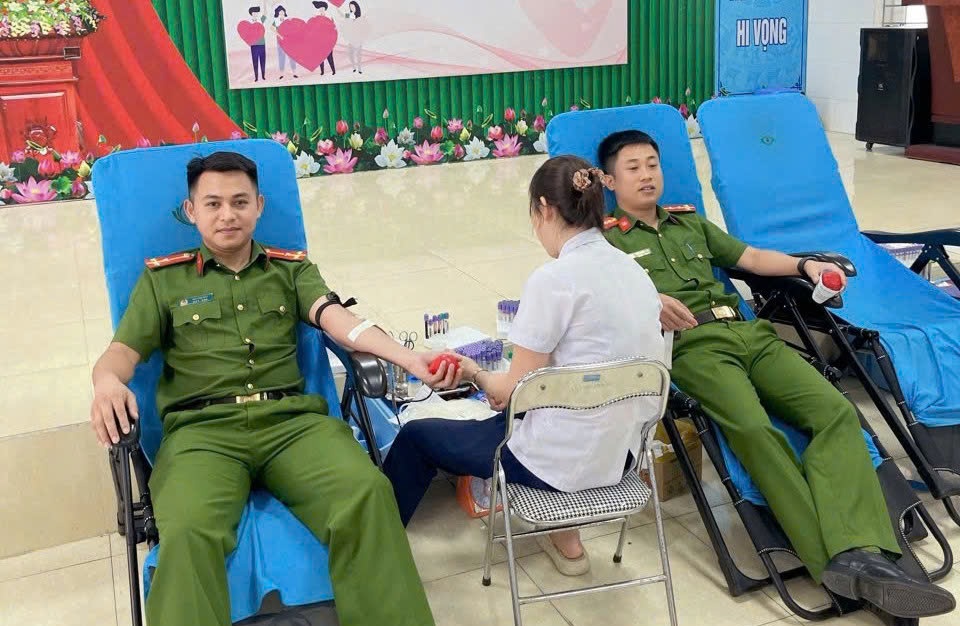 Cán bộ Công an phường Vinh Phú kịp thời hỗ trợ nguồn máu cần thiết cho bệnh nhân