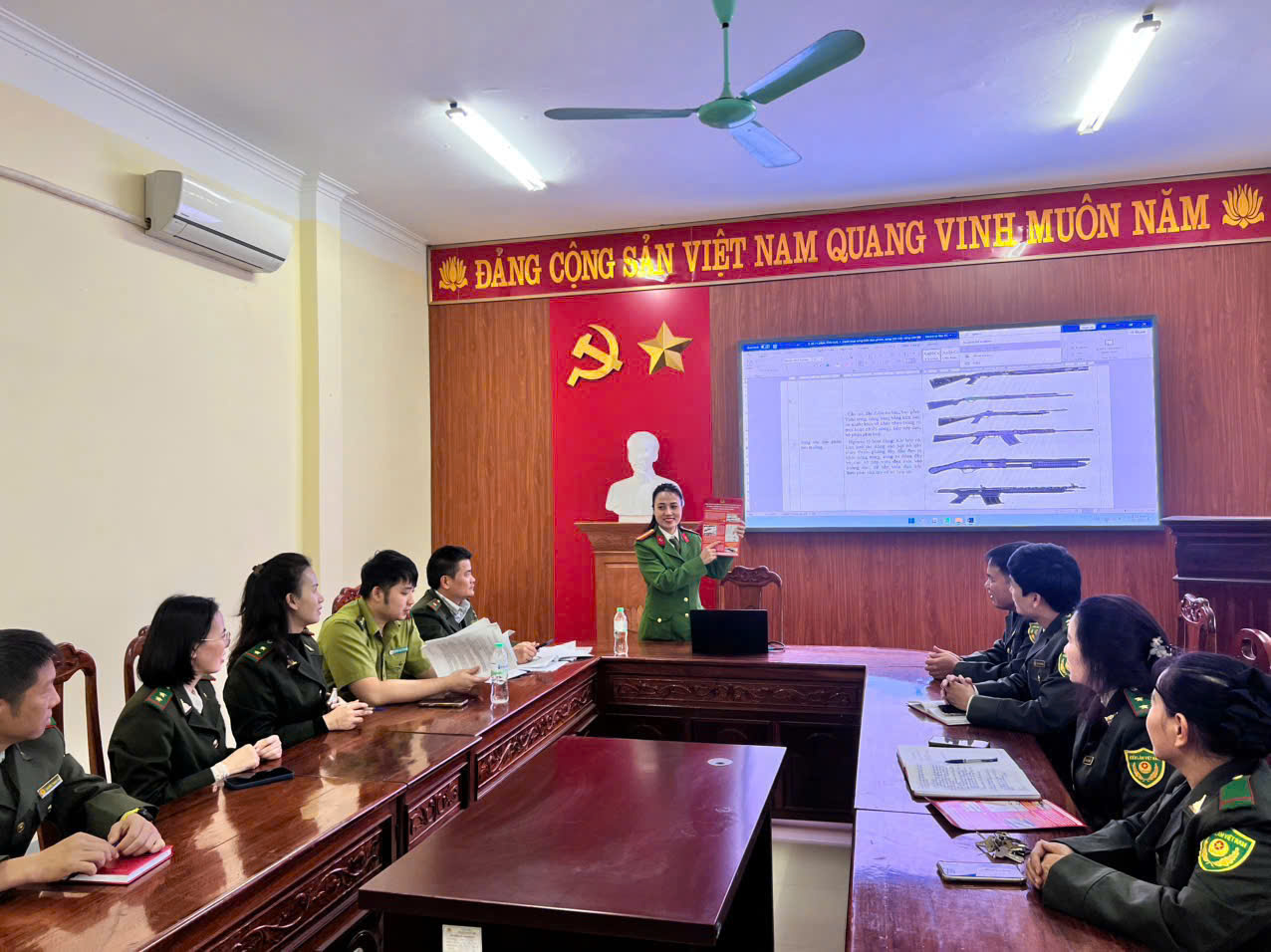 Cán bộ Phòng QLHC về TTXH Công an Nghệ An trao đổi các nội dung liên quan đến các quy định pháp luật về công tác quản lý, sử dụng vũ khí, vật liệu nổ, công cụ hỗ trợ