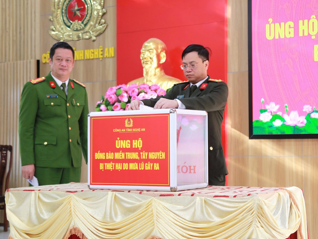 Đồng chí Đại tá Đinh Việt Dũng, Ủy viên Ban Thường vụ Tỉnh ủy, Bí thư Đảng ủy, Giám đốc Công an tỉnh ủng hộ đồng bào miền Trung, Tây Nguyên bị thiệt hại do mưa lũ gây ra