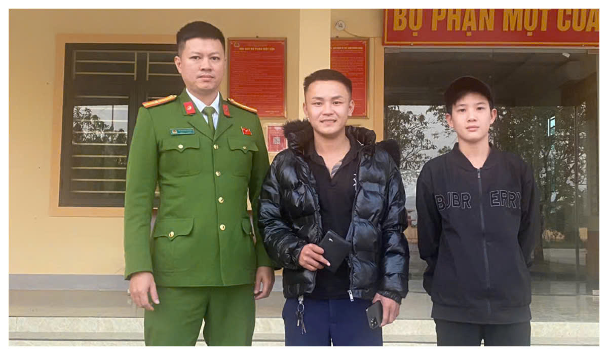 Công an xã Thần Lĩnh và em Lộc trao trả tài sản cho anh Trường