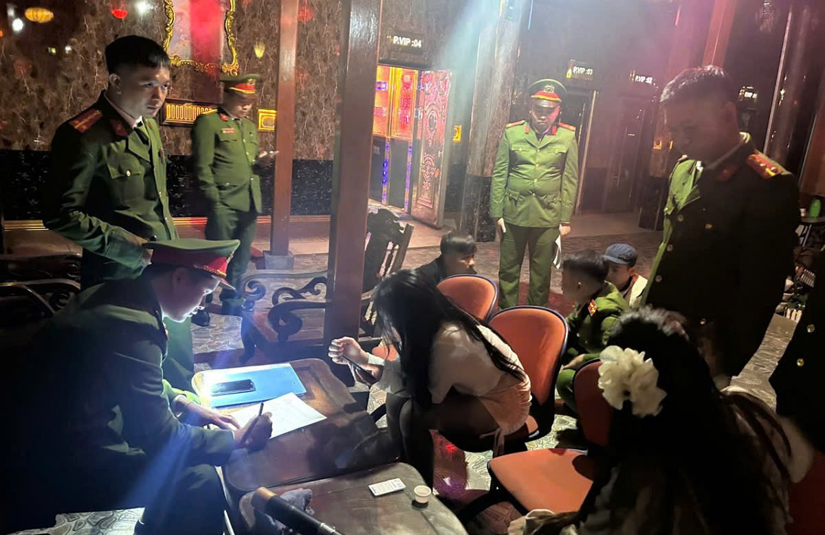 Công an phường Vinh Lộc kiểm tra các cơ sở kinh doanh Karaoke 