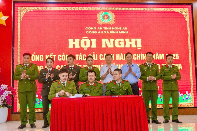 Các tổ công tác kí giao ước thi đua